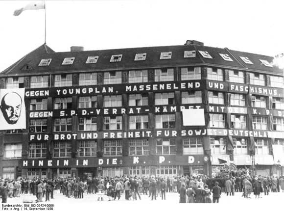 Berliner versammeln sich am Tag der Reichstagswahl vor dem Karl-Liebknecht-Haus (14. September 1930)